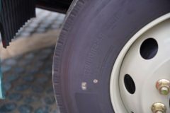 青岛解放 JH6 300马力 6.75米LNG仓栅式载货车