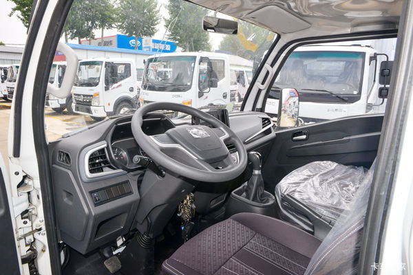 123马力5座双排 跃进S100Q载人拉货都省心