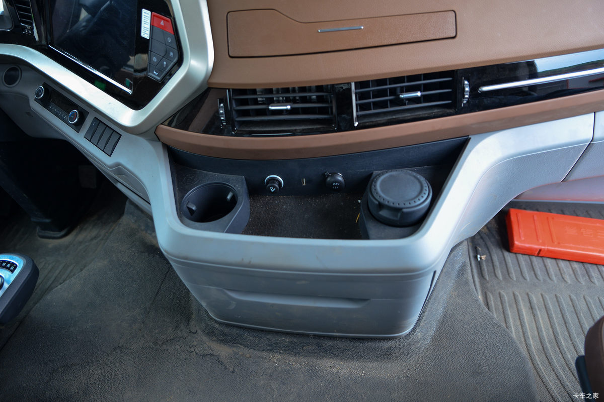 �������ó� �����콢KX ���߰� 580���� 6X4 LNG�Զ���ǣ����(Һ��)(DFH4250D13)��ʻ��                                               