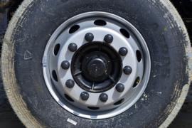 东风天龙KL&nbsp;粉粒物料运输车底盘图片