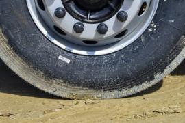 东风天龙KL&nbsp;粉粒物料运输车底盘图片