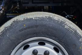 东风天龙KL&nbsp;粉粒物料运输车底盘图片