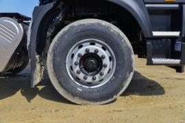 东风天龙KL&nbsp;粉粒物料运输车底盘图片