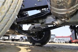 东风天龙KL&nbsp;粉粒物料运输车底盘图片