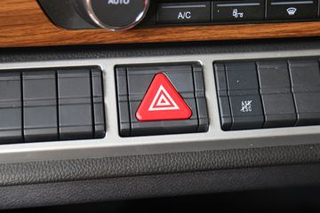 �й����� HOWO TH7�ؿ� 530���� 6X4 LNG�Զ���ǣ����(˫��ƿ)(ZZ4257V384HF1LB)ͼƬ