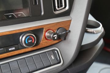 �й����� HOWO TH7�ؿ� 530���� 6X4 LNG�Զ���ǣ����(˫��ƿ)(ZZ4257V384HF1LB)ͼƬ