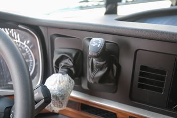 �й����� HOWO TH7�ؿ� 530���� 6X4 LNG�Զ���ǣ����(˫��ƿ)(ZZ4257V384HF1LB)ͼƬ