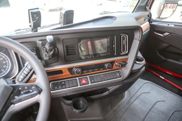 �й����� HOWO TH7�ؿ� 530���� 6X4 LNG�Զ���ǣ����(˫��ƿ)(ZZ4257V384HF1LB)ͼƬ