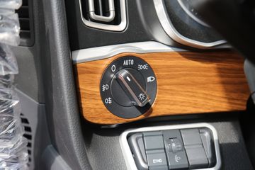 �й����� HOWO TH7�ؿ� 530���� 6X4 LNG�Զ���ǣ����(˫��ƿ)(ZZ4257V384HF1LB)ͼƬ