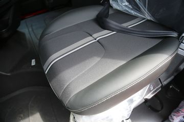 �й����� HOWO TH7�ؿ� 530���� 6X4 LNG�Զ���ǣ����(˫��ƿ)(ZZ4257V384HF1LB)ͼƬ