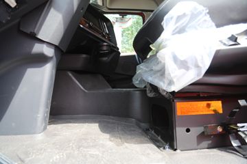 �й����� HOWO TH7�ؿ� 530���� 6X4 LNG�Զ���ǣ����(˫��ƿ)(ZZ4257V384HF1LB)ͼƬ