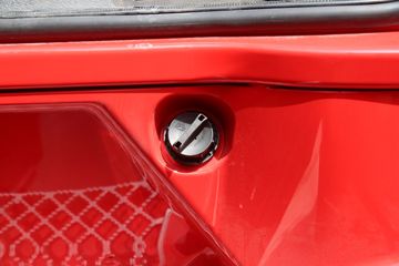 �й����� HOWO TH7�ؿ� 530���� 6X4 LNG�Զ���ǣ����(˫��ƿ)(ZZ4257V384HF1LB)ͼƬ