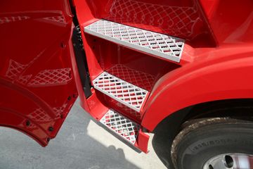 �й����� HOWO TH7�ؿ� 530���� 6X4 LNG�Զ���ǣ����(˫��ƿ)(ZZ4257V384HF1LB)ͼƬ