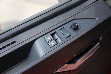 �й����� HOWO TH7�ؿ� 530���� 6X4 LNG�Զ���ǣ����(˫��ƿ)(ZZ4257V384HF1LB)ͼƬ