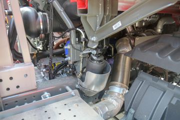 �й����� HOWO TH7�ؿ� 530���� 6X4 LNG�Զ���ǣ����(˫��ƿ)(ZZ4257V384HF1LB)ͼƬ