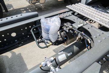 �й����� HOWO TH7�ؿ� 530���� 6X4 LNG�Զ���ǣ����(˫��ƿ)(ZZ4257V384HF1LB)ͼƬ