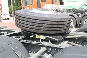 �й����� HOWO TH7�ؿ� 530���� 6X4 LNG�Զ���ǣ����(˫��ƿ)(ZZ4257V384HF1LB)ͼƬ