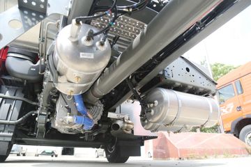 �й����� HOWO TH7�ؿ� 530���� 6X4 LNG�Զ���ǣ����(˫��ƿ)(ZZ4257V384HF1LB)ͼƬ