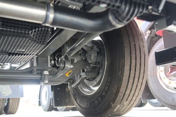 �й����� HOWO TH7�ؿ� 530���� 6X4 LNG�Զ���ǣ����(˫��ƿ)(ZZ4257V384HF1LB)ͼƬ