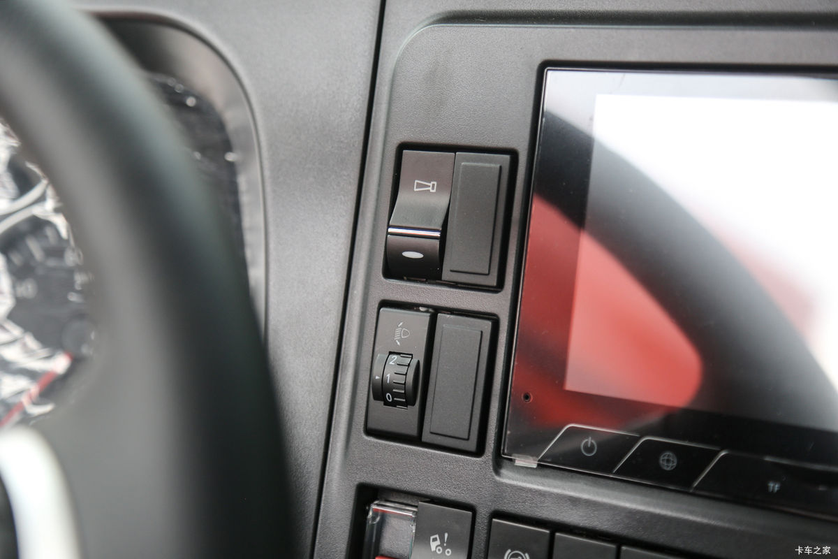 �й����� HOWO TX7�ؿ� 480���� 6X4 LNGǣ������ʻ��                                               