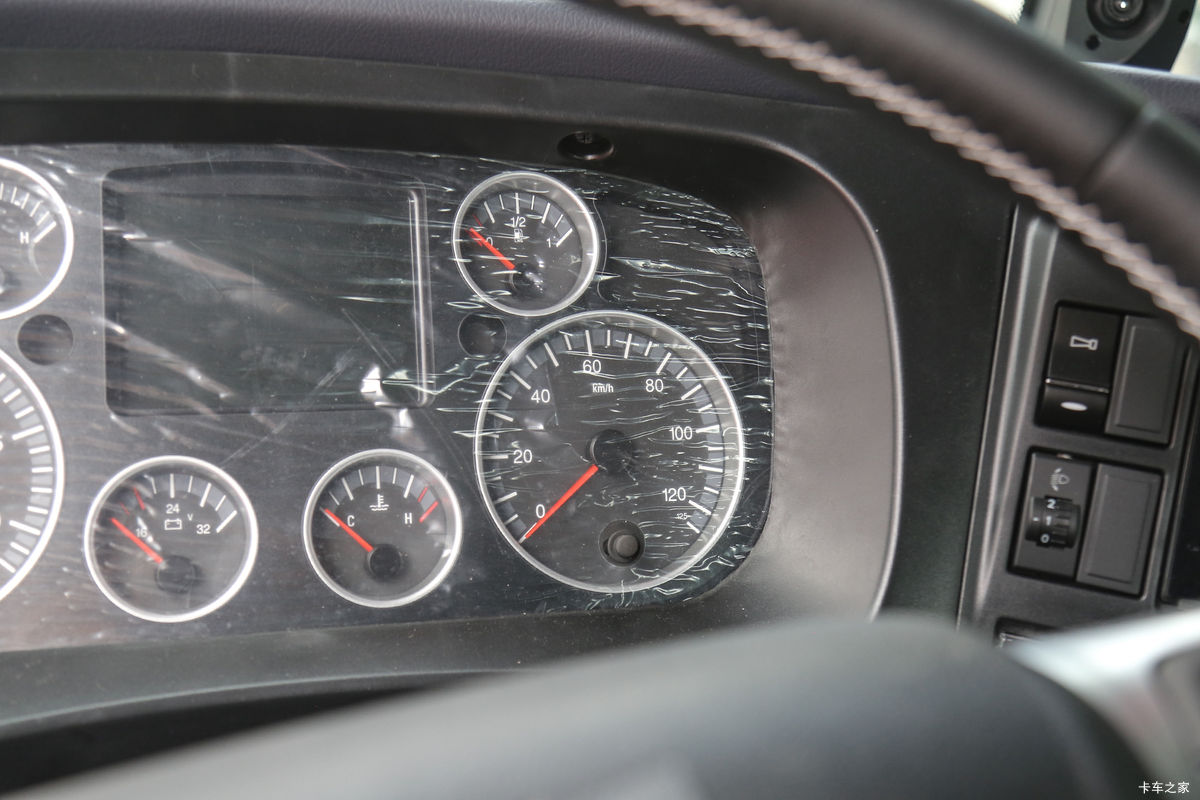 �й����� HOWO TX7�ؿ� 480���� 6X4 LNGǣ������ʻ��                                               