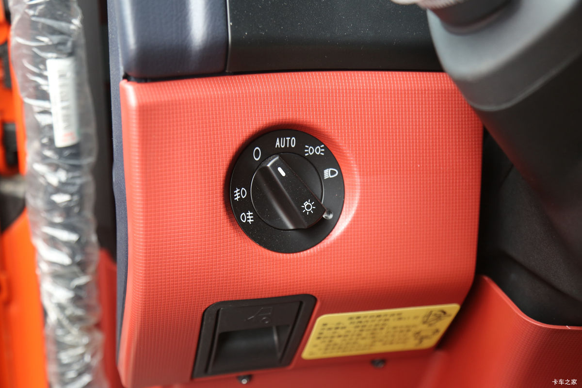 �й����� HOWO TX7�ؿ� 480���� 6X4 LNGǣ������ʻ��                                               