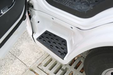 �������ó� ����S300 4.5T 4.05�׵��Ŵ��綯��س�100.46kWhͼƬ