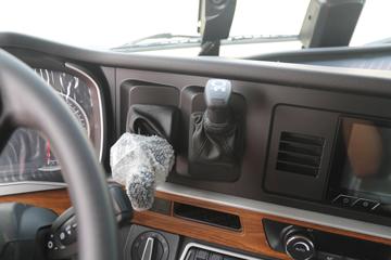 �й����� HOWO TH7�ؿ� 530���� 6X4 LNG�Զ���ǣ����(��ʿ��16��)(ZZ4257V384HF1LB)ͼƬ