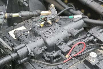 ��������˹ ���� 280���� 4X2 9.8��LNG��ʽ�ػ���(SX5189XXYLB721TLQ1)ͼƬ