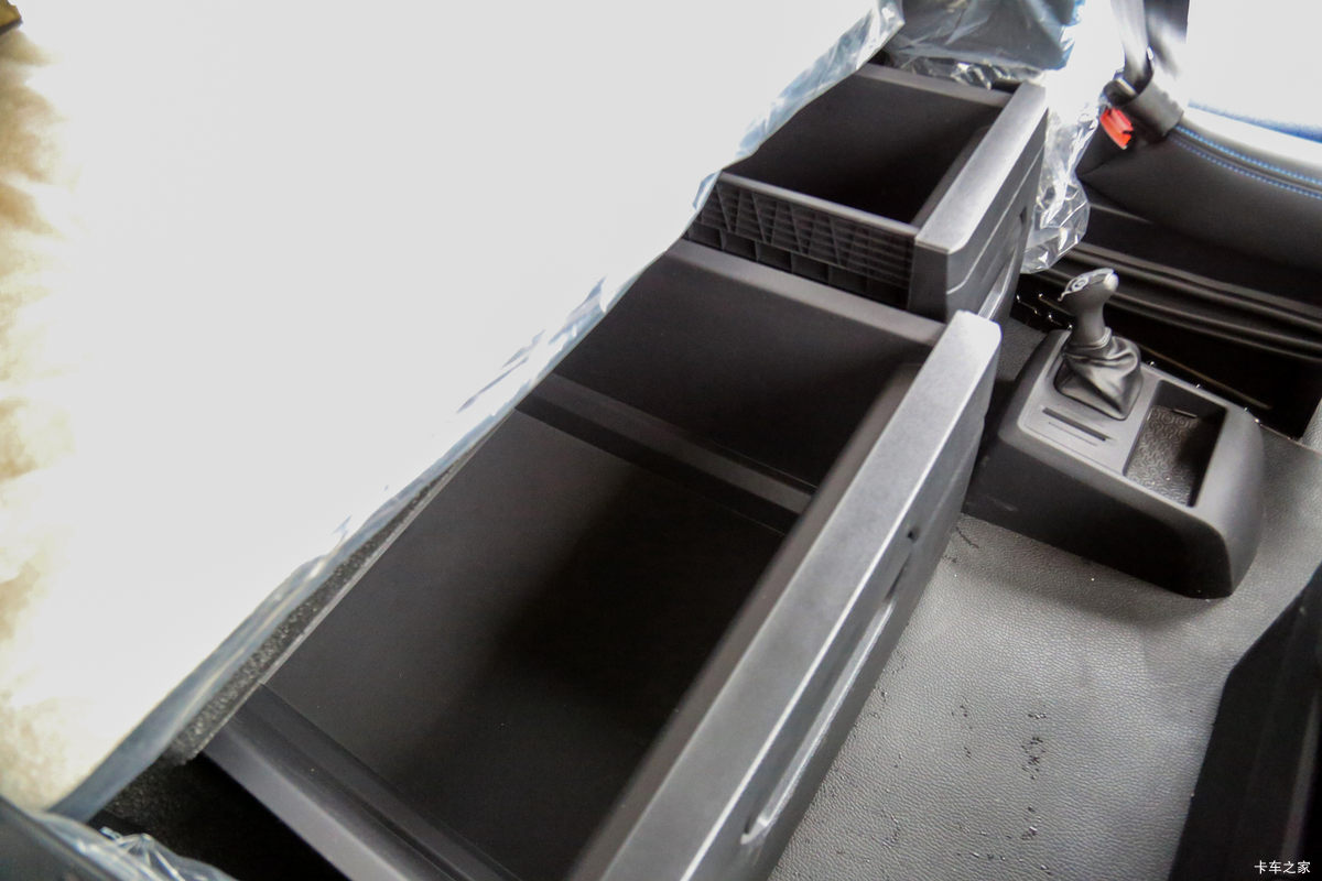 һ����� J6V�ؿ� ��Ӣ�� 600���� 6X4 LNG�Զ���ǣ����(��ʿ��16��)(Һ��)(CA4250P66M25T1AE6)��ʻ��                                               