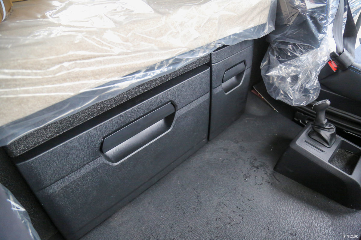 һ����� J6V�ؿ� ��Ӣ�� 600���� 6X4 LNG�Զ���ǣ����(��ʿ��16��)(Һ��)(CA4250P66M25T1AE6)��ʻ��                                               