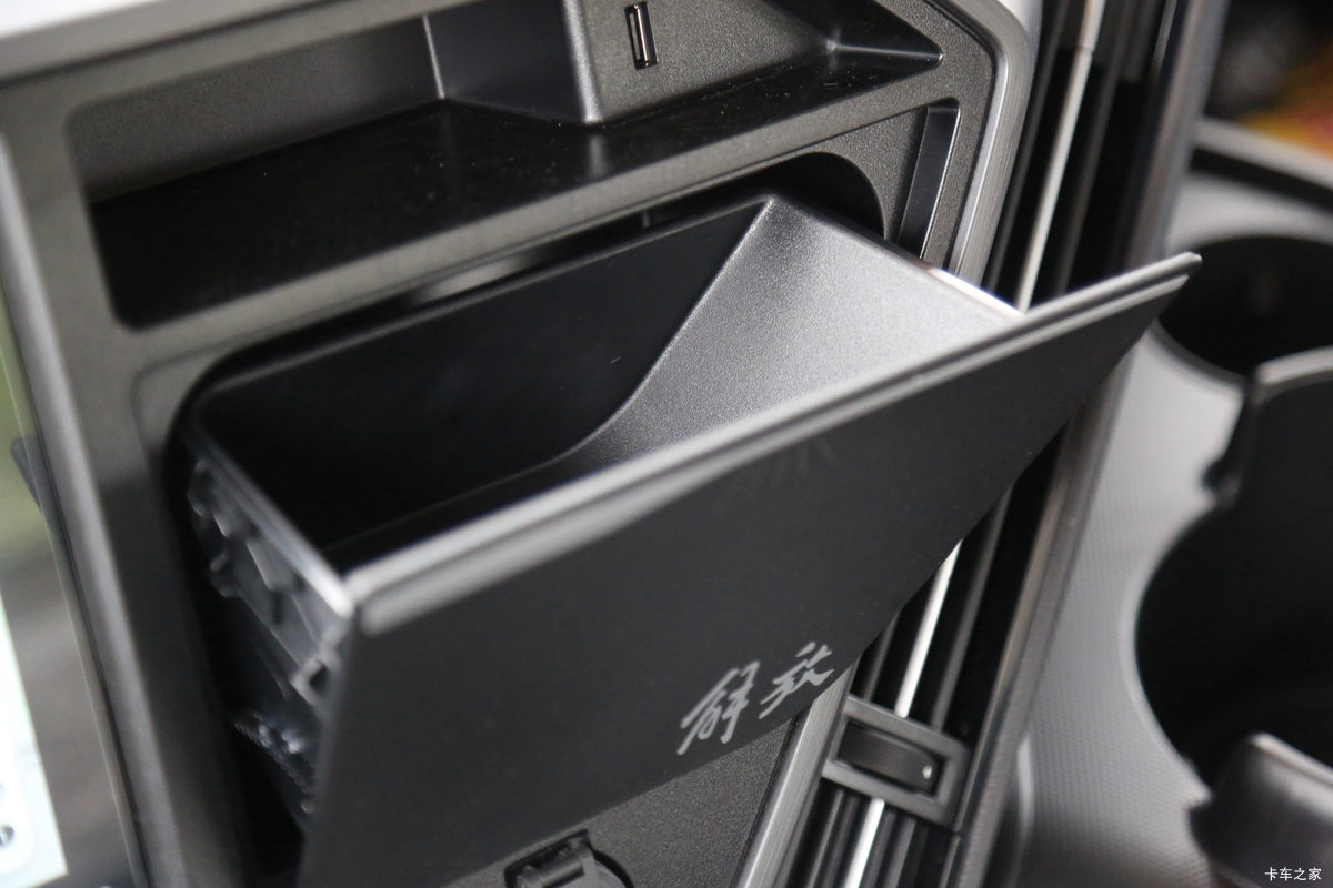 һ����� J6V�ؿ� ��Ӣ�� 600���� 6X4 LNG�Զ���ǣ����(��ʿ��16��)(Һ��)(CA4250P66M25T1AE6)��ʻ��                                               