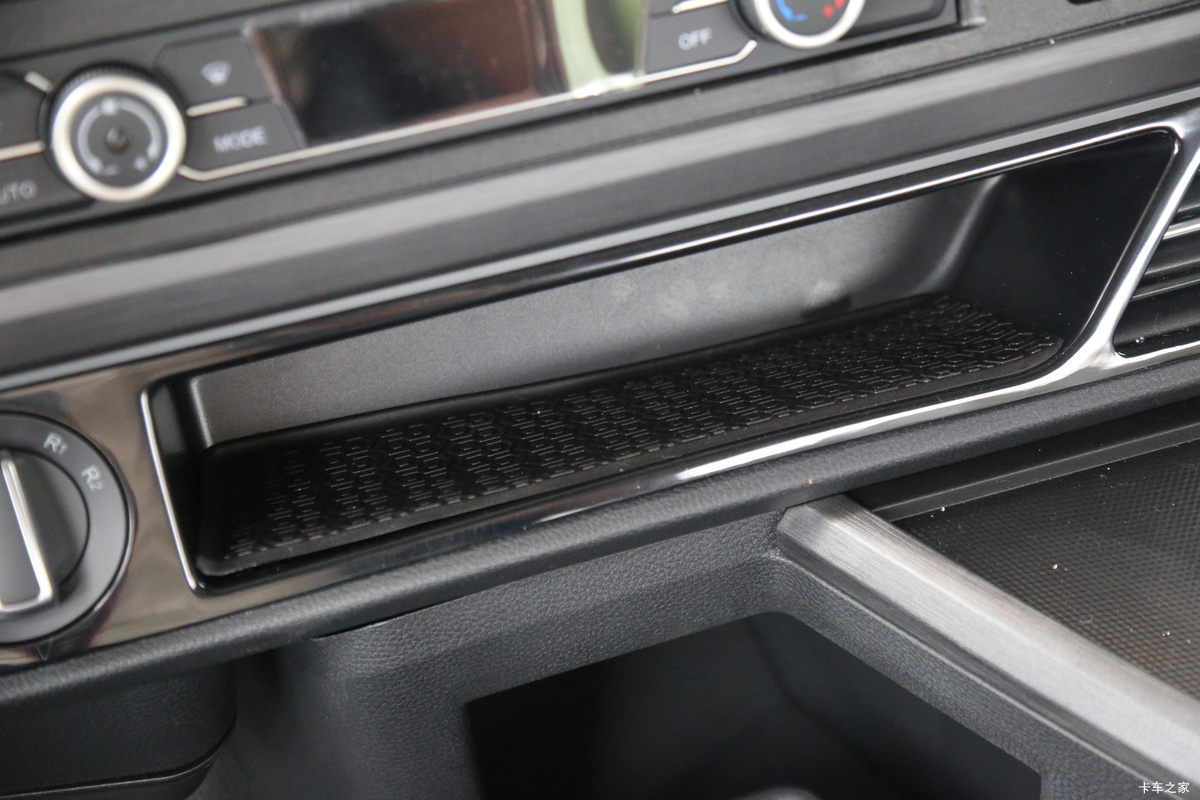 һ����� J6V�ؿ� ��Ӣ�� 600���� 6X4 LNG�Զ���ǣ����(��ʿ��16��)(Һ��)(CA4250P66M25T1AE6)��ʻ��                                               