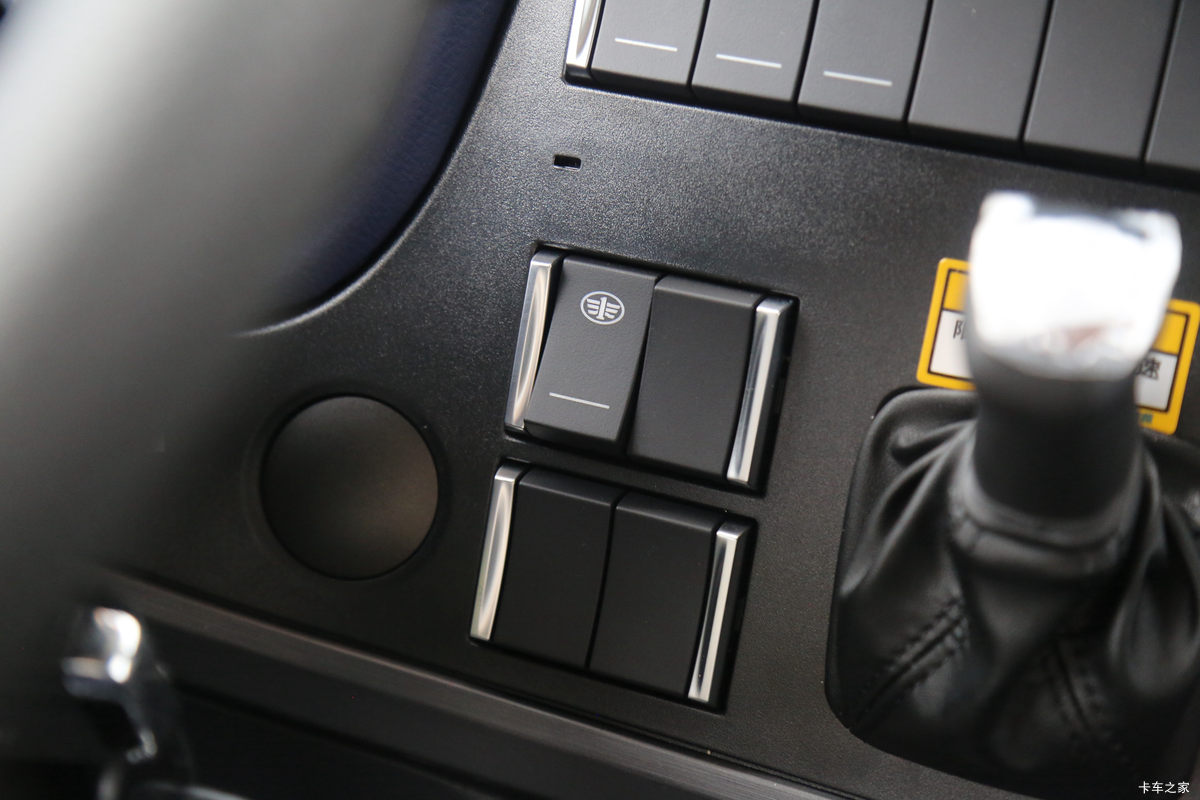 һ����� J6V�ؿ� ��Ӣ�� 600���� 6X4 LNG�Զ���ǣ����(��ʿ��16��)(Һ��)(CA4250P66M25T1AE6)��ʻ��                                               