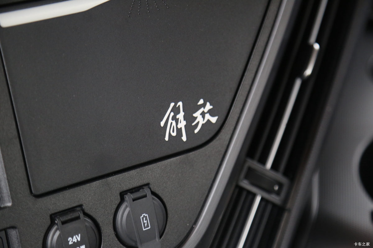 һ����� J6V�ؿ� ��Ӣ�� 600���� 6X4 LNG�Զ���ǣ����(��ʿ��16��)(Һ��)(CA4250P66M25T1AE6)��ʻ��                                               