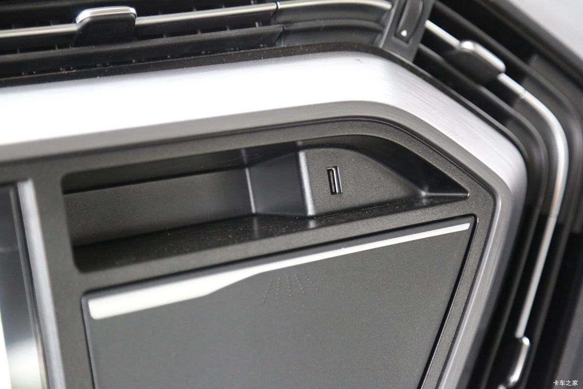 һ����� J6V�ؿ� ��Ӣ�� 600���� 6X4 LNG�Զ���ǣ����(��ʿ��16��)(Һ��)(CA4250P66M25T1AE6)��ʻ��                                               