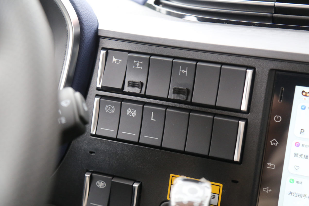 һ����� J6V�ؿ� ��Ӣ�� 600���� 6X4 LNG�Զ���ǣ����(��ʿ��16��)(Һ��)(CA4250P66M25T1AE6)��ʻ��                                               