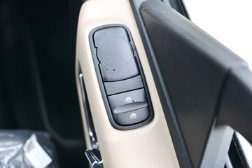 �������ó� ���KR PLUS 280���� 4X2 9.8��LNG��ʽ�ػ���(DFH5180XXYE27)ͼƬ