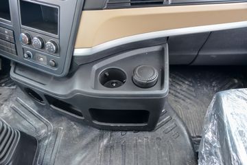 �������ó� ���KR PLUS 280���� 4X2 9.8��LNG��ʽ�ػ���(DFH5180XXYE27)ͼƬ