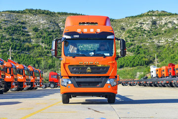 中国重汽 HOWO TX7 290马力 4X2 6.8米AMT自动档畜禽运输车(ZZ5187CCQK501GF1)