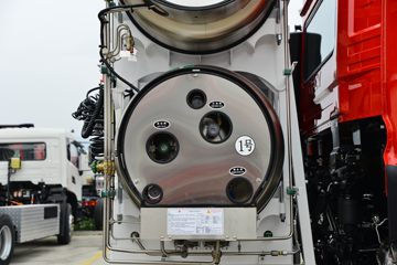 �������ó� ����KL�ؿ� 500���� 4X2 LNG�Զ���ǣ����(Һ��)ͼƬ