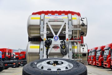 �������ó� ����KL�ؿ� 500���� 4X2 LNG�Զ���ǣ����(Һ��)ͼƬ