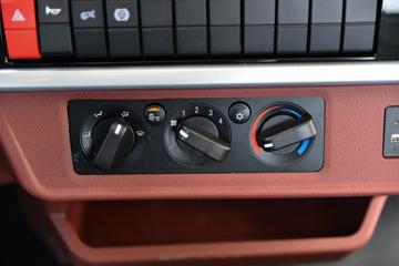 ����ʮͨ ����� 240���� 4X2 ƽ�����䳵(STQ5188TPBN6)ͼƬ