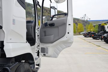 �������ó� ���VR 210���� 4X2 6.2����ʽ�ػ���ͼƬ