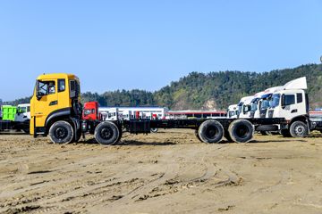 东风天龙KL&nbsp;洒水车/喷洒车外观图片