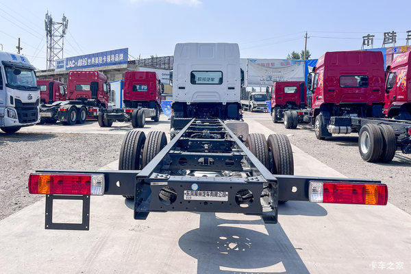 恭喜恭喜刘老板喜提4台乘龙H5大单桥载货车 喜提乘龙H5载货车
