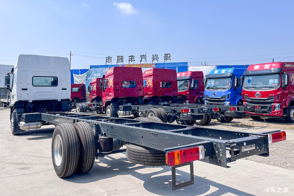 恭喜恭喜刘老板喜提4台乘龙H5大单桥载货车 喜提乘龙H5载货车