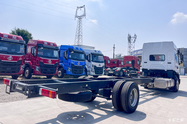 恭喜恭喜刘老板喜提4台乘龙H5大单桥载货车 喜提乘龙H5载货车