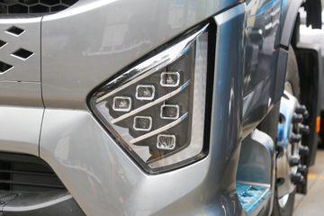 福田 欧曼银河 南方款 580马力 6X4 LNG自动档牵引车(液缓)(BJ4259L6DLL-05)外观图片