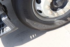 青岛解放 JK6中卡 300马力 4X2 6.8米仓栅式载货车(一汽解放8档)(CA5180CCYP28K8L2E6A90)